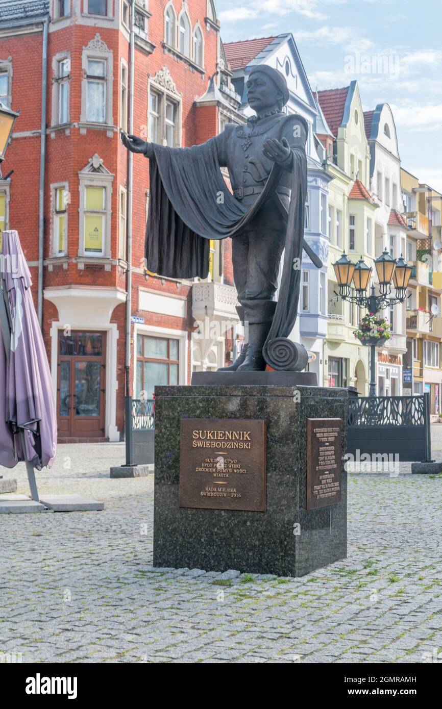 Swiebodzin, Polen - 1. Juni 2021: Skulptur des Kleiders von Swiebodzin. Stockfoto