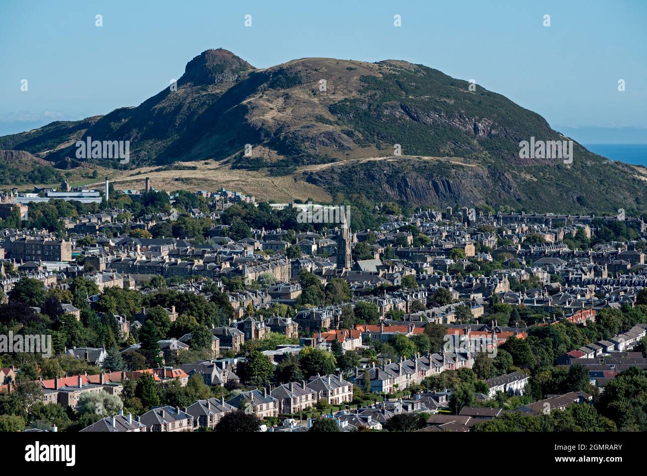 Wohnhäuser in Süd-Edinburgh mit Arthur's Seat im Hintergrund, aufgenommen aus Blackford Hill, Edinburgh, Schottland, Großbritannien. Stockfoto