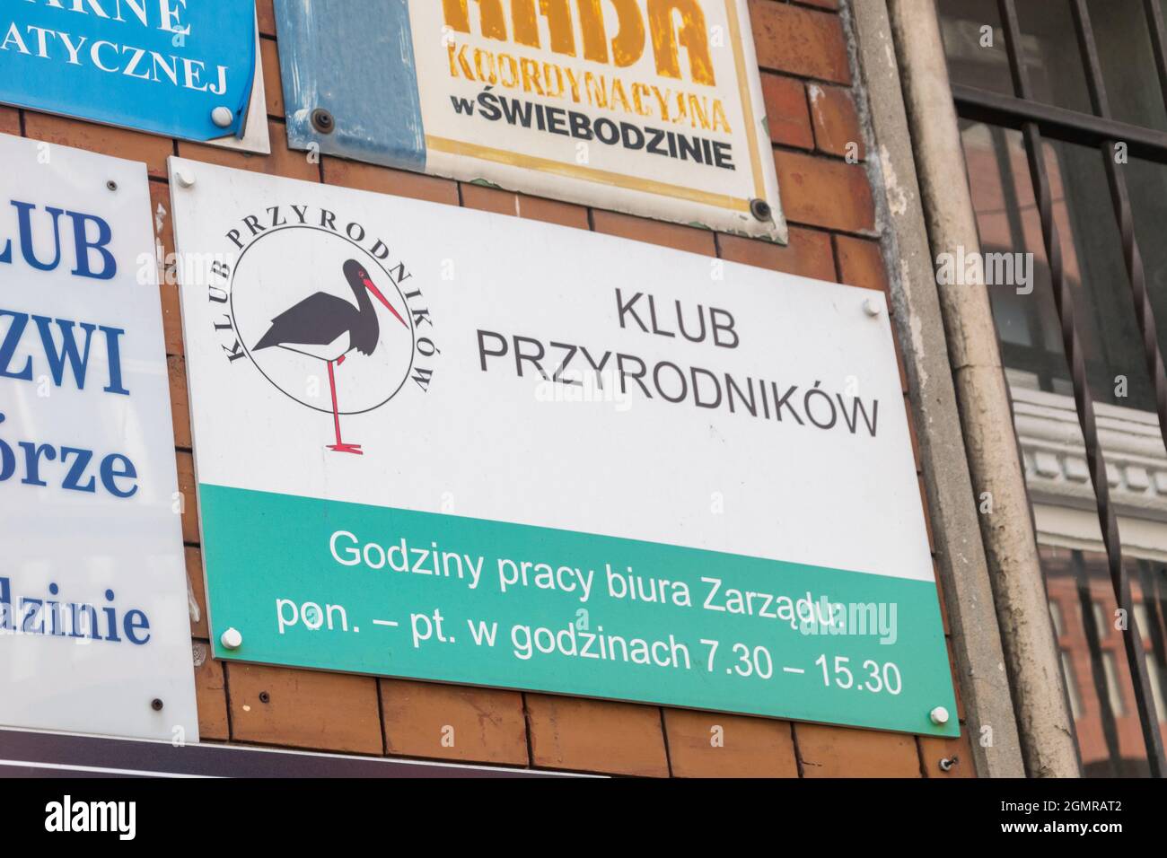 Swiebodzin, Polen - 1. Juni 2021: Sign Naturalists Club in polnischer Sprache. Stockfoto