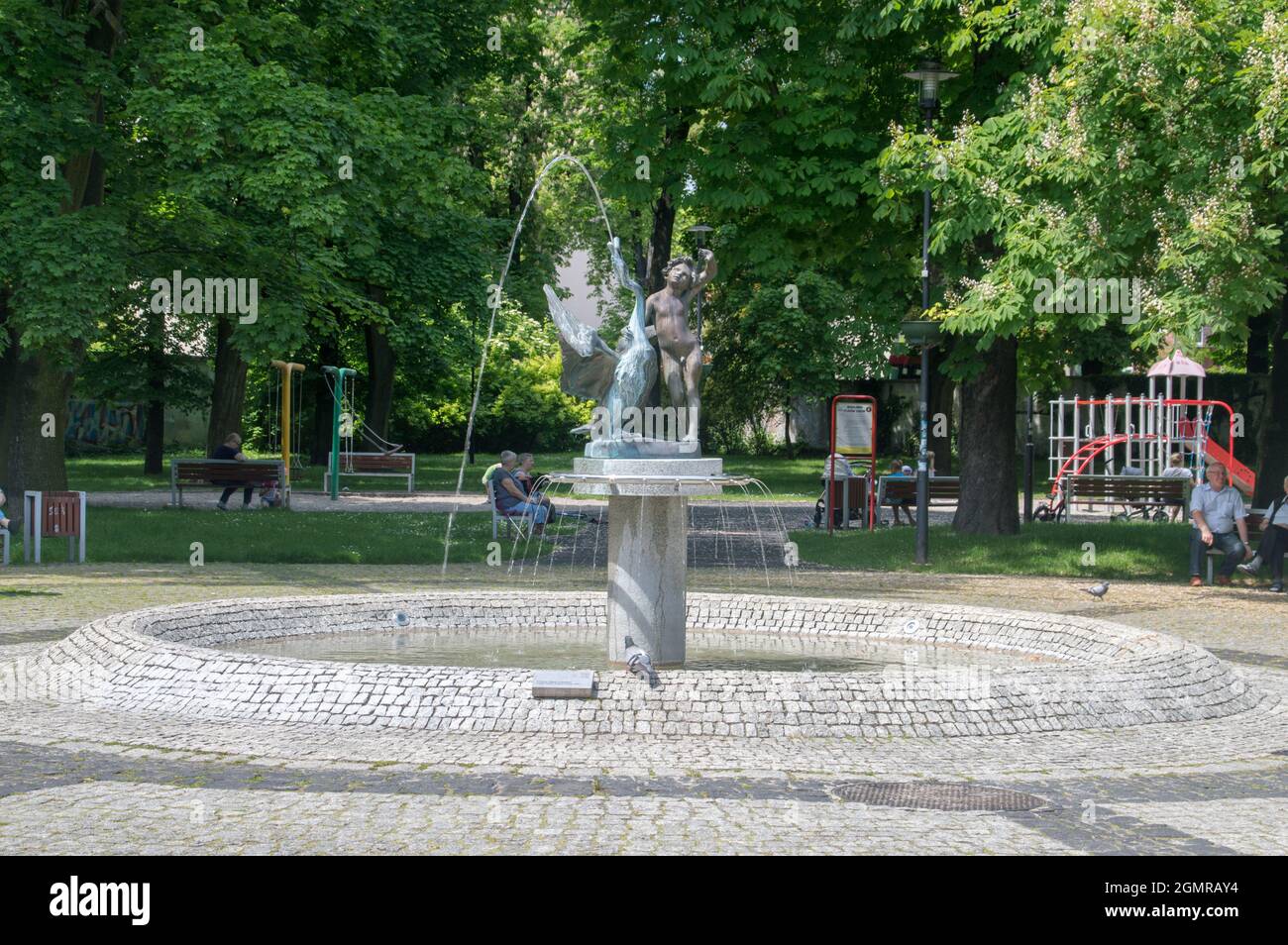 Gliwice, Polen - 4. Juni 2021: Brunnen des Jungen mit einem Schwan. Stockfoto