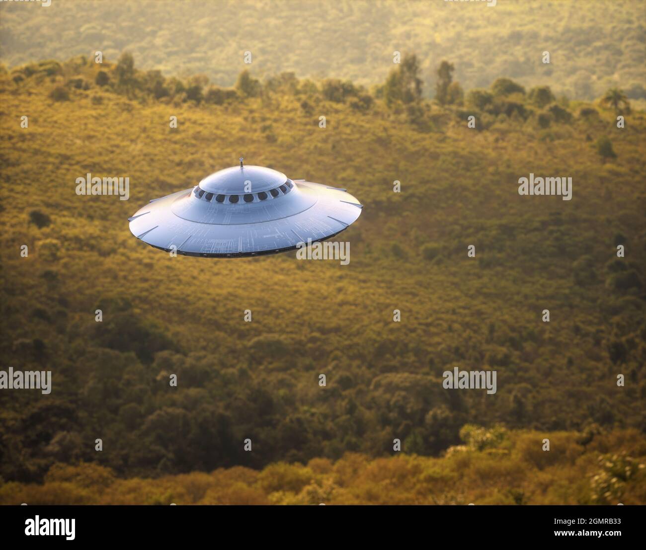 3D-Illustration eines UFO, nicht identifiziertes fliegendes Objekt, das über den Wald und die Bergketten gravitiert. Stockfoto
