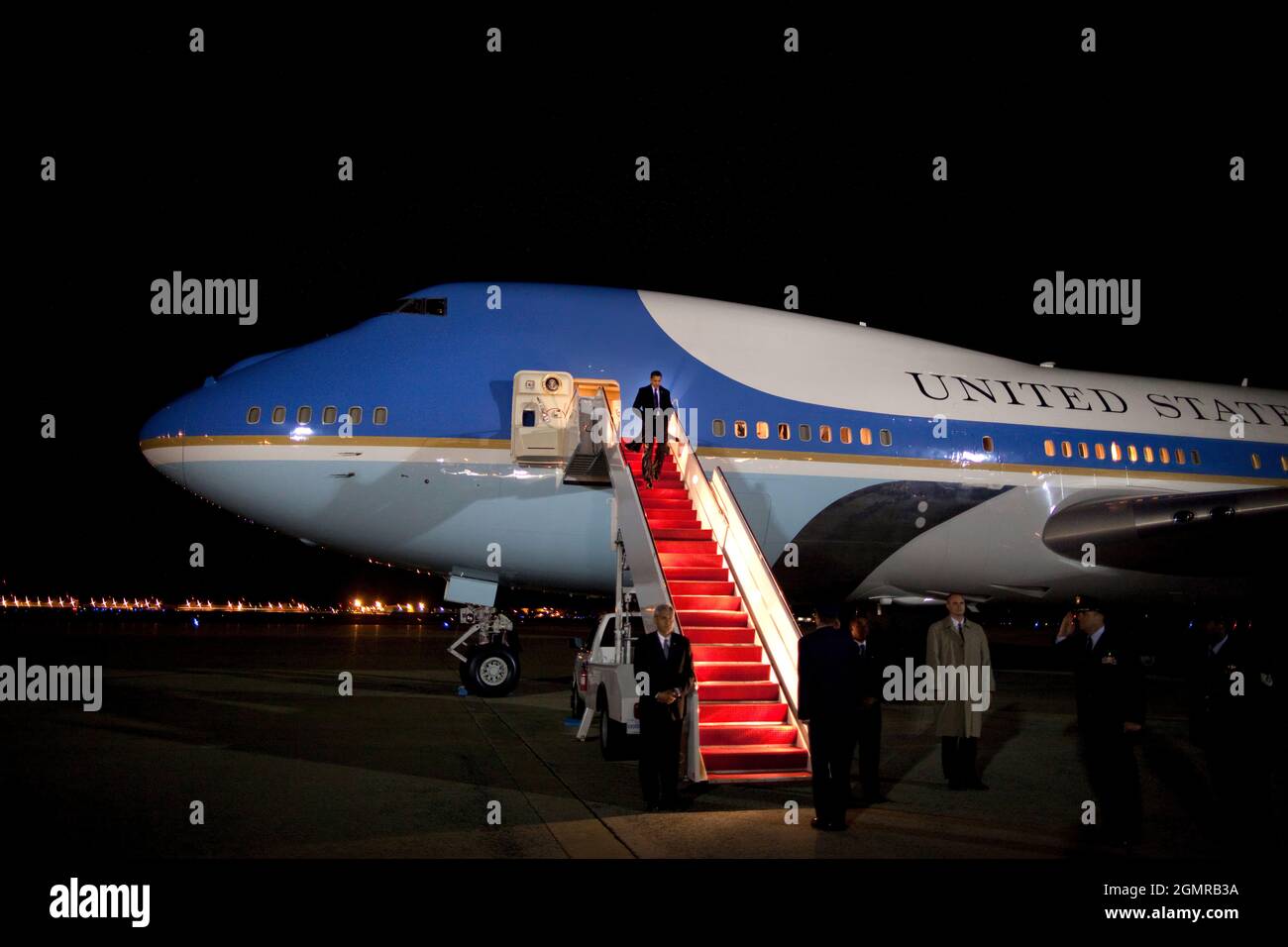 Präsident Barack Obama macht sich am 8. April 2009 auf den Weg die Treppe der Luftwaffe hinunter, als er auf dem Luftwaffenstützpunkt Andrews ankommt und aus Bagdad, Irak, zurückkehrt.Offizielles Foto des Weißen Hauses von Pete Souza Stockfoto