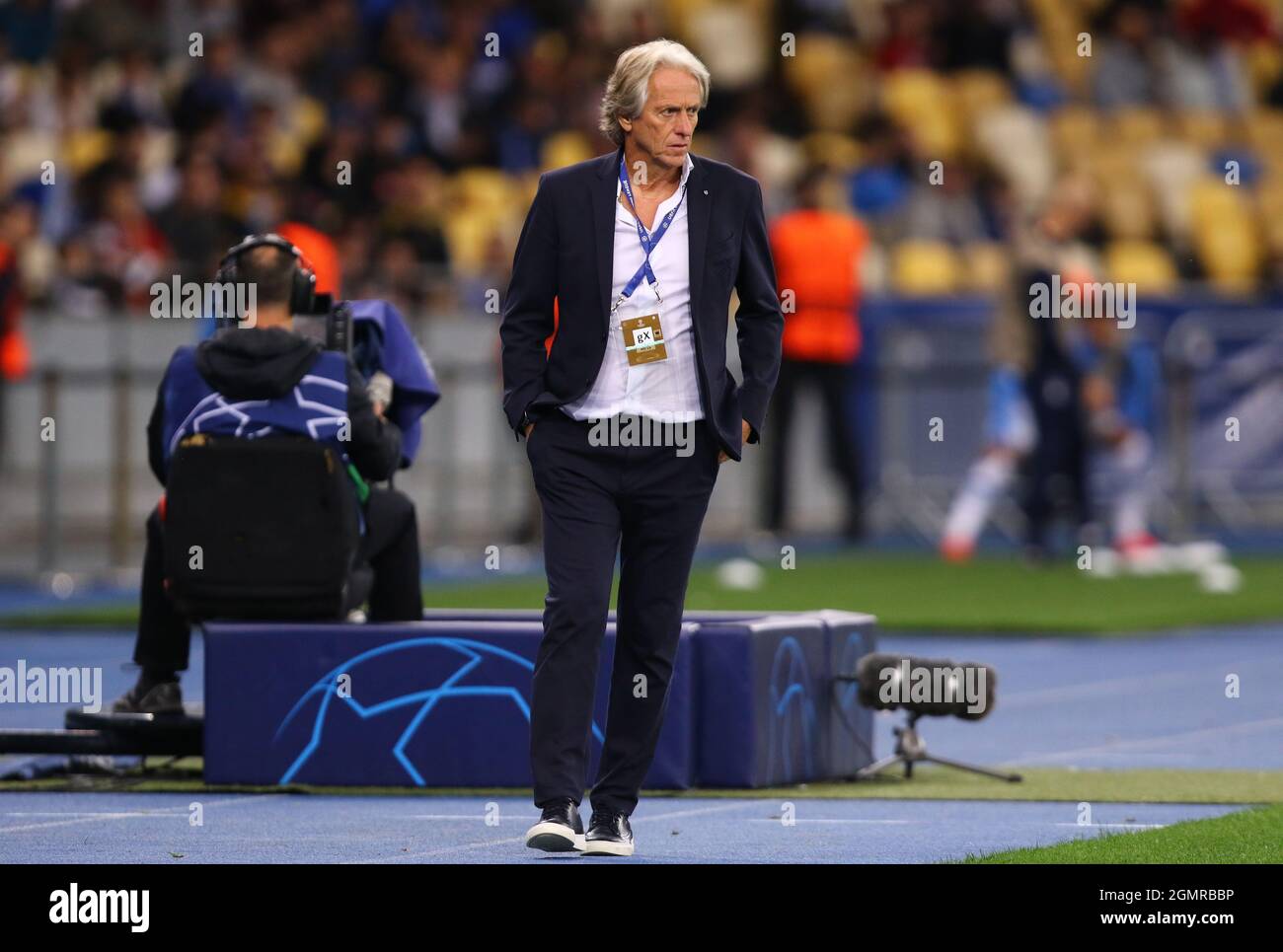 KIEW, UKRAINE - 14. SEPTEMBER 2021: Benfica-Manager Jorge Jesus schaut während des UEFA Champions League-Spiels gegen Dynamo Kiew im NSC Olimpiyskyi-Stadion in Kiew zu Stockfoto