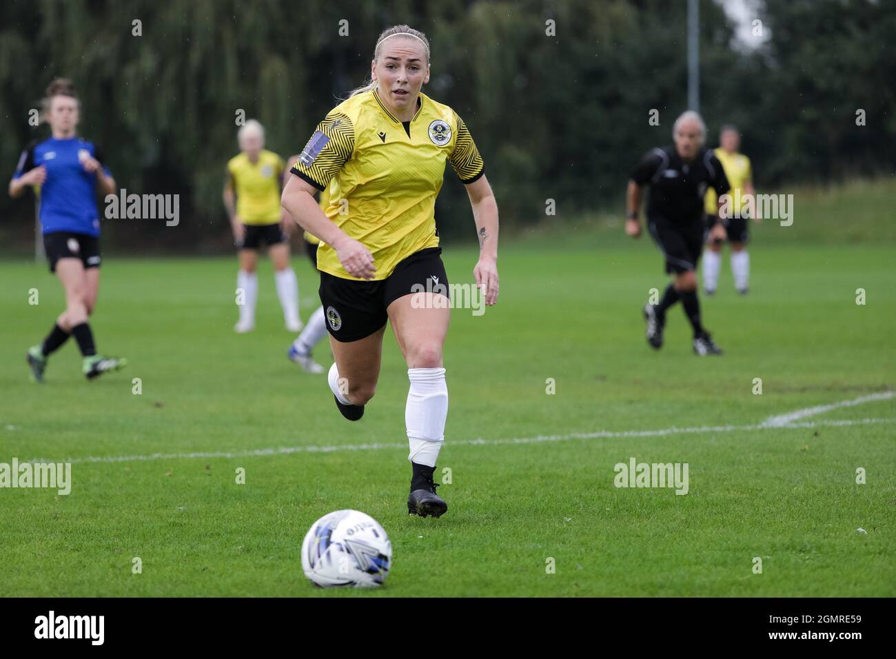 London, Großbritannien. September 2021. Hope Nash (22 Crawley Wesps) in Aktion beim Spiel der FA Women's National League Southern Premier zwischen London Bees und Crawley Wesps im Hive in London, England. Kredit: SPP Sport Pressefoto. /Alamy Live News Stockfoto