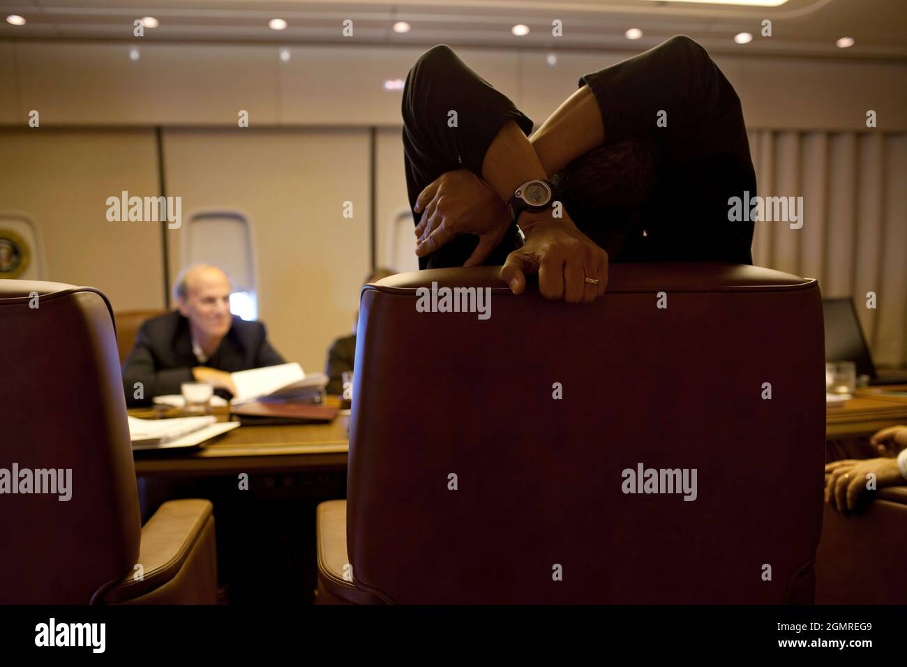 Aides Briefing Präsident Barack Obama an Bord der Air Force One auf dem Weg nach Tokio, Japan, 12. November 2009. (Offizielles Foto des Weißen Hauses von Pete Souza) Dieses offizielle Foto des Weißen Hauses wird nur zur Veröffentlichung durch Nachrichtenorganisationen und/oder zum persönlichen Druck durch die Betreffzeile(en) des Fotos zur Verfügung gestellt. Das Foto darf in keiner Weise manipuliert werden und darf nicht in kommerziellen oder politischen Materialien, Anzeigen, E-Mails, Produkten oder Werbeaktionen verwendet werden, die in irgendeiner Weise die Zustimmung oder Billigung des Präsidenten, der ersten Familie oder des Weißen Hauses nahelege. Stockfoto