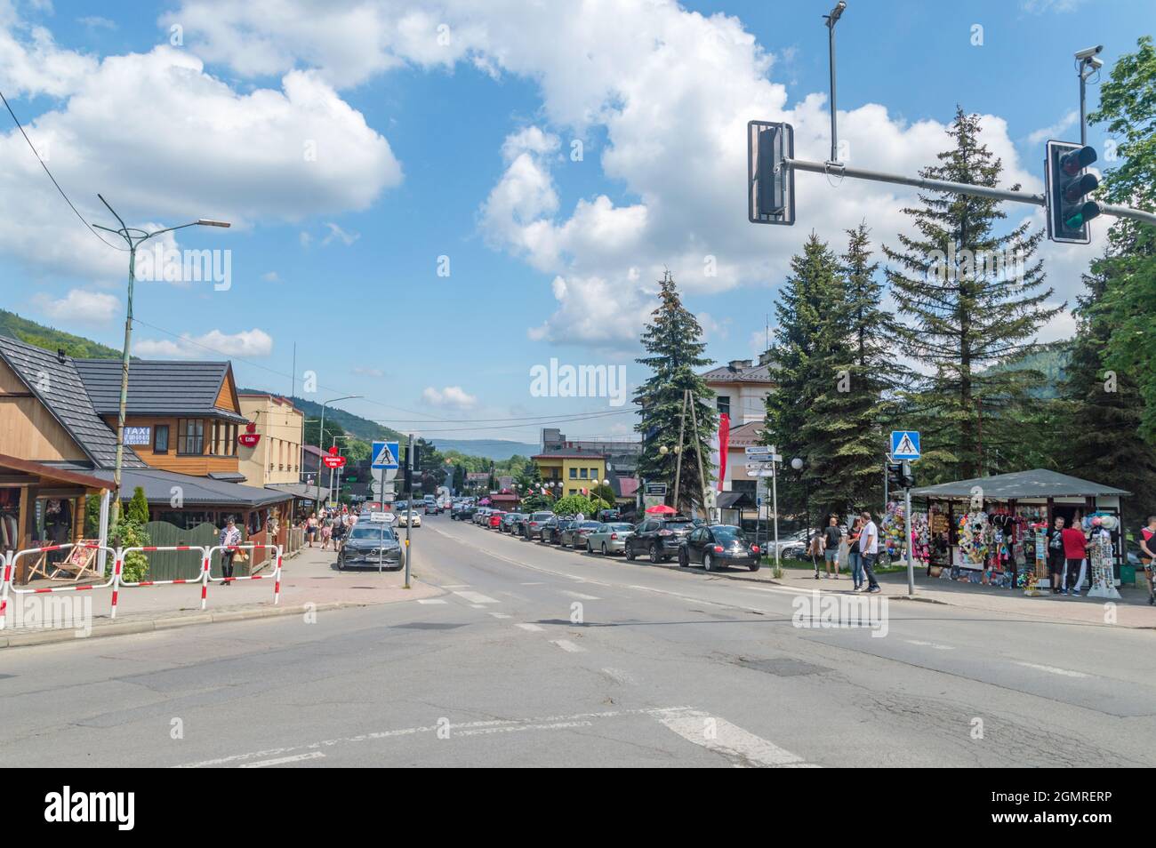 Szczyrk, Polen - 6. Juni 2021: Blick auf die Hauptstraße in Szczyrk, Beskidzka Straße im Sommer. Stockfoto