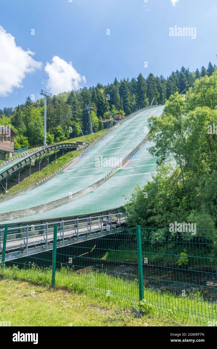 Szczyrk, Polen - 6. Juni 2021: Beskid Olympians Skalite Skisprungschanze im Sommer. Stockfoto