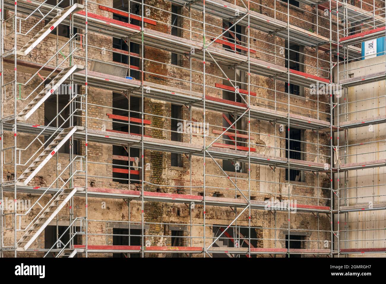 Gerüst für ein Fabrikgebäude, das renoviert werden soll Stockfoto