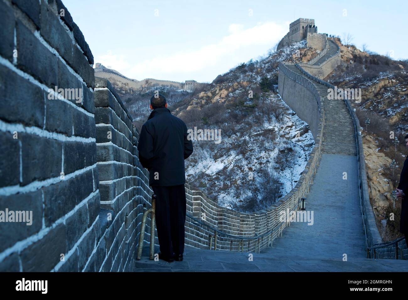 Präsident Barack Obama besucht die Chinesische Mauer in Badaling, China, 18. November 2009. (Offizielles Foto des Weißen Hauses von Pete Souza) Dieses offizielle Foto des Weißen Hauses wird nur zur Veröffentlichung durch Nachrichtenorganisationen und/oder zum persönlichen Druck durch die Betreffzeile(en) des Fotos zur Verfügung gestellt. Das Foto darf in keiner Weise manipuliert werden und darf nicht in kommerziellen oder politischen Materialien, Anzeigen, E-Mails, Produkten oder Werbeaktionen verwendet werden, die in irgendeiner Weise die Zustimmung oder Billigung des Präsidenten, der ersten Familie oder des Weißen Hauses nahelege. Stockfoto Präsident Barack Obama besucht die Chinesische Mauer in Badaling, China, 18. November 2009. (Offizielles Foto des Weißen Hauses von Pete Souza) Dieses offizielle Foto des Weißen Hauses wird nur zur Veröffentlichung durch Nachrichtenorganisationen und/oder zum persönlichen Druck durch die Betreffzeile(en) des Fotos zur Verfügung gestellt. Das Foto darf in keiner Weise manipuliert werden und darf nicht in kommerziellen oder politischen Materialien, Anzeigen, E-Mails, Produkten oder Werbeaktionen verwendet werden, die in irgendeiner Weise die Zustimmung oder Billigung des Präsidenten, der ersten Familie oder des Weißen Hauses nahelege. Stockfoto