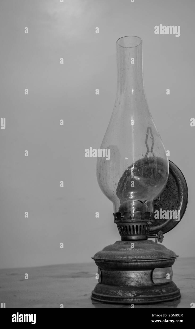 Vintage-Lampe Kerosin Laterne aus Metall und einer Glasbirne Stockfoto