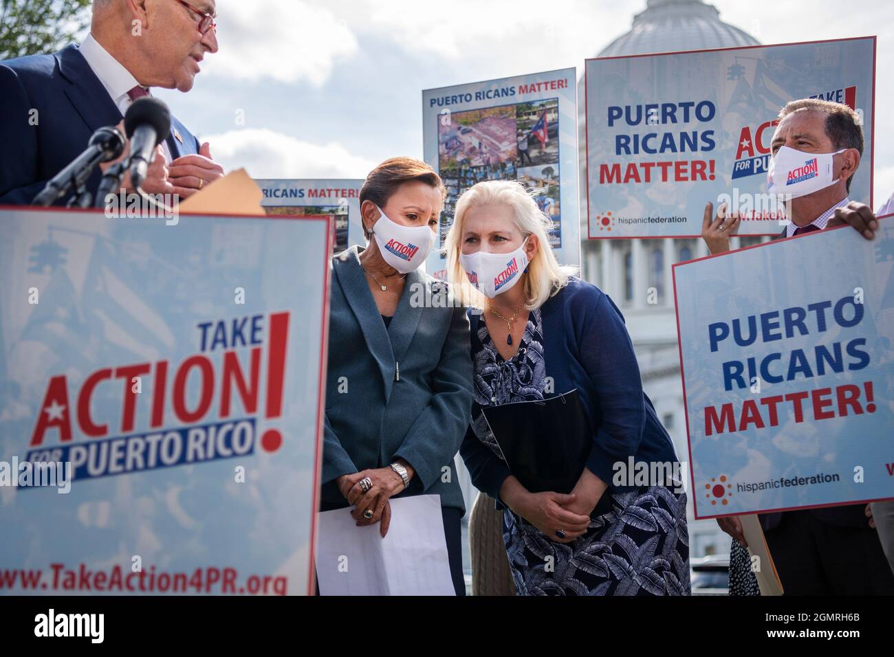 Washington, USA. September 2021. VEREINIGTE STAATEN - SEPTEMBER 20: Von links: Der Mehrheitsführer des Senats, Charles Schumer, D-N.Y., die Rep. Nydia Velazquez, D-N.Y., die Senatorin Kirsten Gillibrand, D-N.Y., und die Rep. Jesús „Chuy“ García, D-Ill., führen am Montag, den 20. September 2021, eine Pressekonferenz vor dem US-Kapitol mit dem Titel „Take Action for Puerto Rico“ zum 4. Jahrestag des Unruh Maria durch. (Foto von Tom Williams/Pool/Sipa USA) Quelle: SIPA USA/Alamy Live News Stockfoto