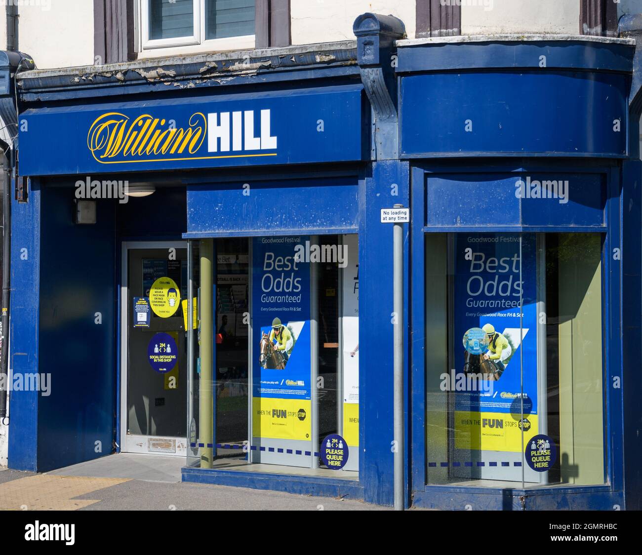 Hastings, Vereinigtes Königreich - Juli 31 2020: Die Fassade von William Hill Bookmakers in der Old London Road Stockfoto