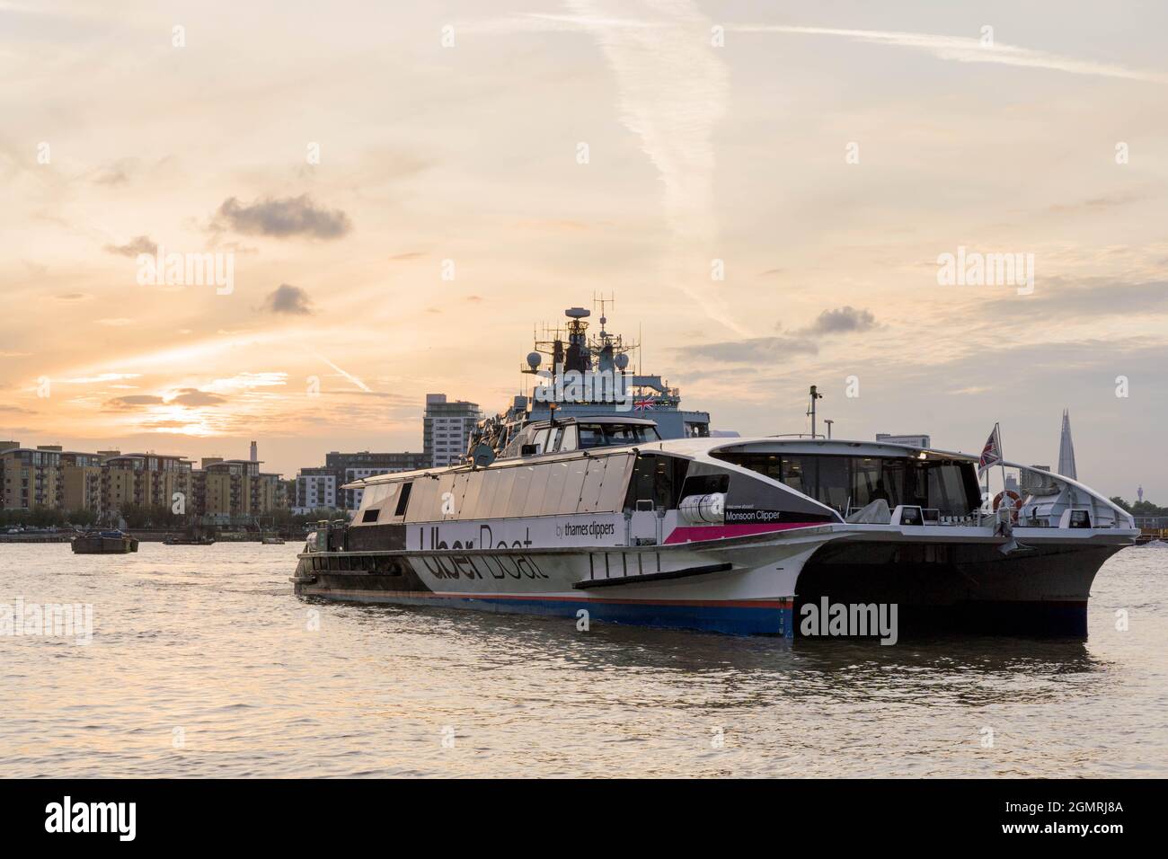 HMS Albion reiste zur Unterstützung der Londoner International Shipping Week nach London, wo sie feierliche Aufgaben im Tower of London UK abhielt Stockfoto