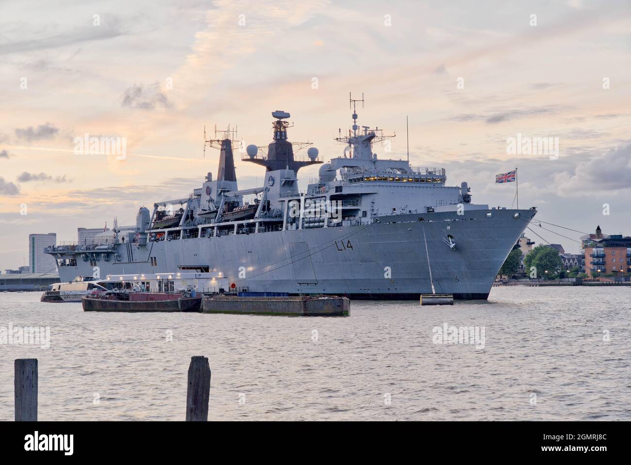 HMS Albion reiste zur Unterstützung der Londoner International Shipping Week nach London, wo sie feierliche Aufgaben im Tower of London UK abhielt Stockfoto