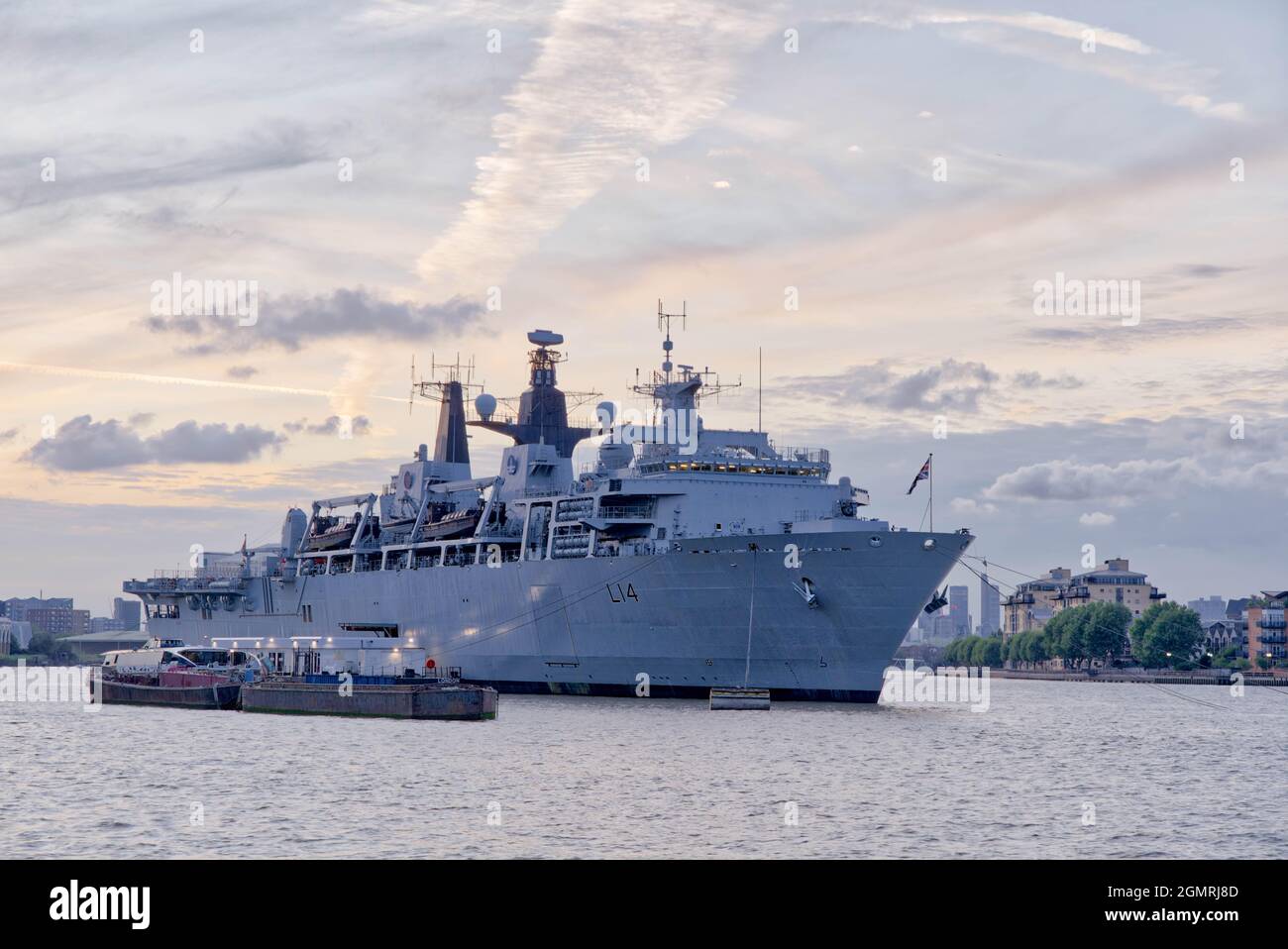 HMS Albion reiste zur Unterstützung der Londoner International Shipping Week nach London, wo sie feierliche Aufgaben im Tower of London UK abhielt Stockfoto