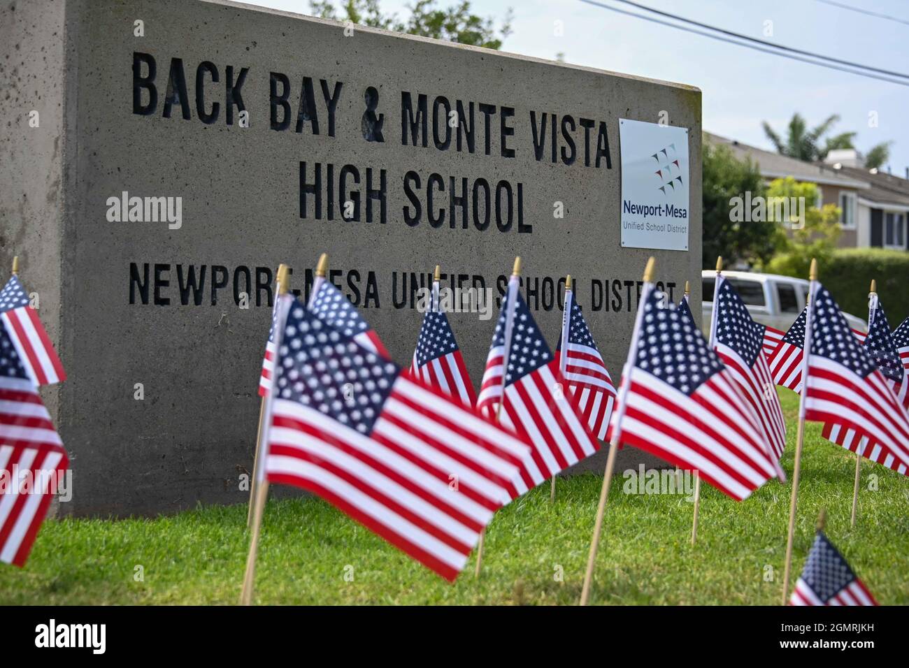 Kleine amerikanische Flaggen befinden sich um Schilder an der Back Bay und der Monte Vista High School, Dienstag, den 31. August 2021, in Costa Mesa, Calif. Die Flaggen waren p Stockfoto