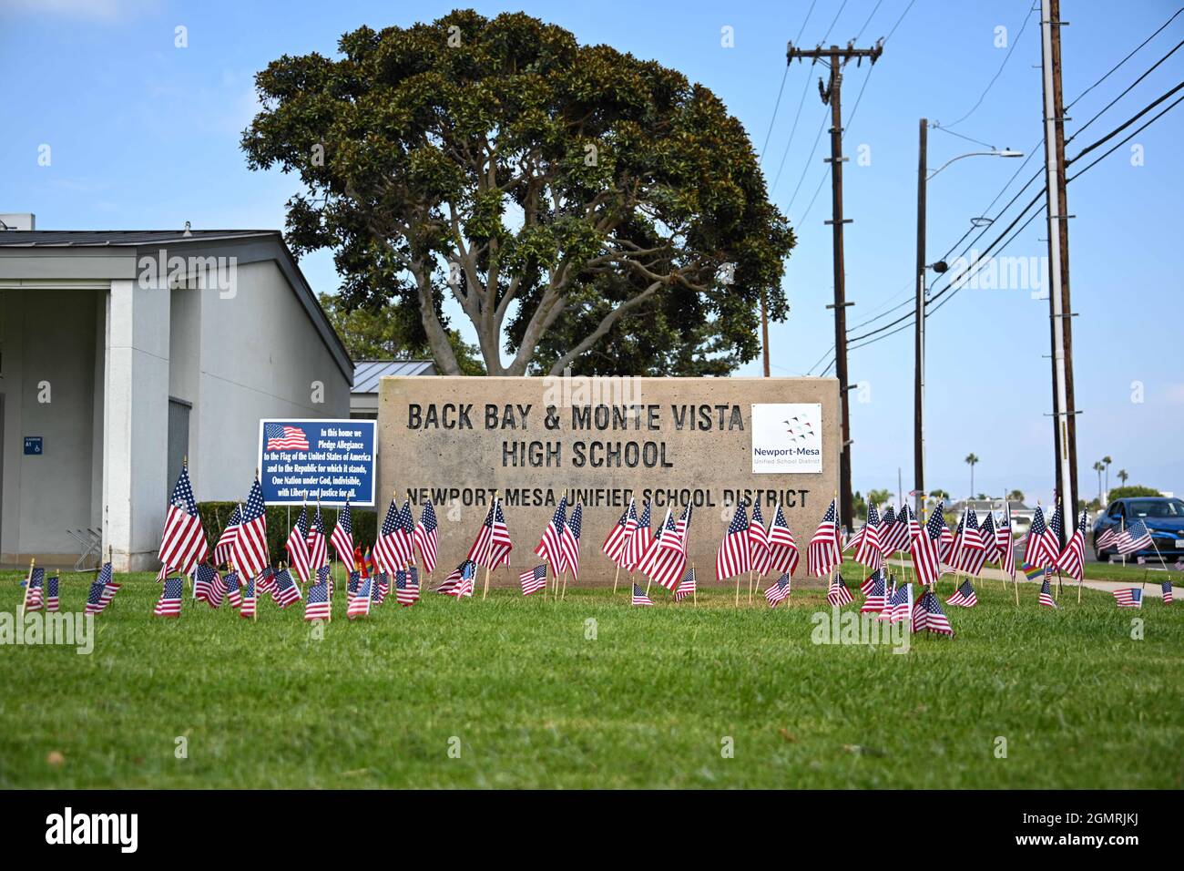 Kleine amerikanische Flaggen befinden sich um Schilder an der Back Bay und der Monte Vista High School, Dienstag, den 31. August 2021, in Costa Mesa, Calif. Die Flaggen waren p Stockfoto