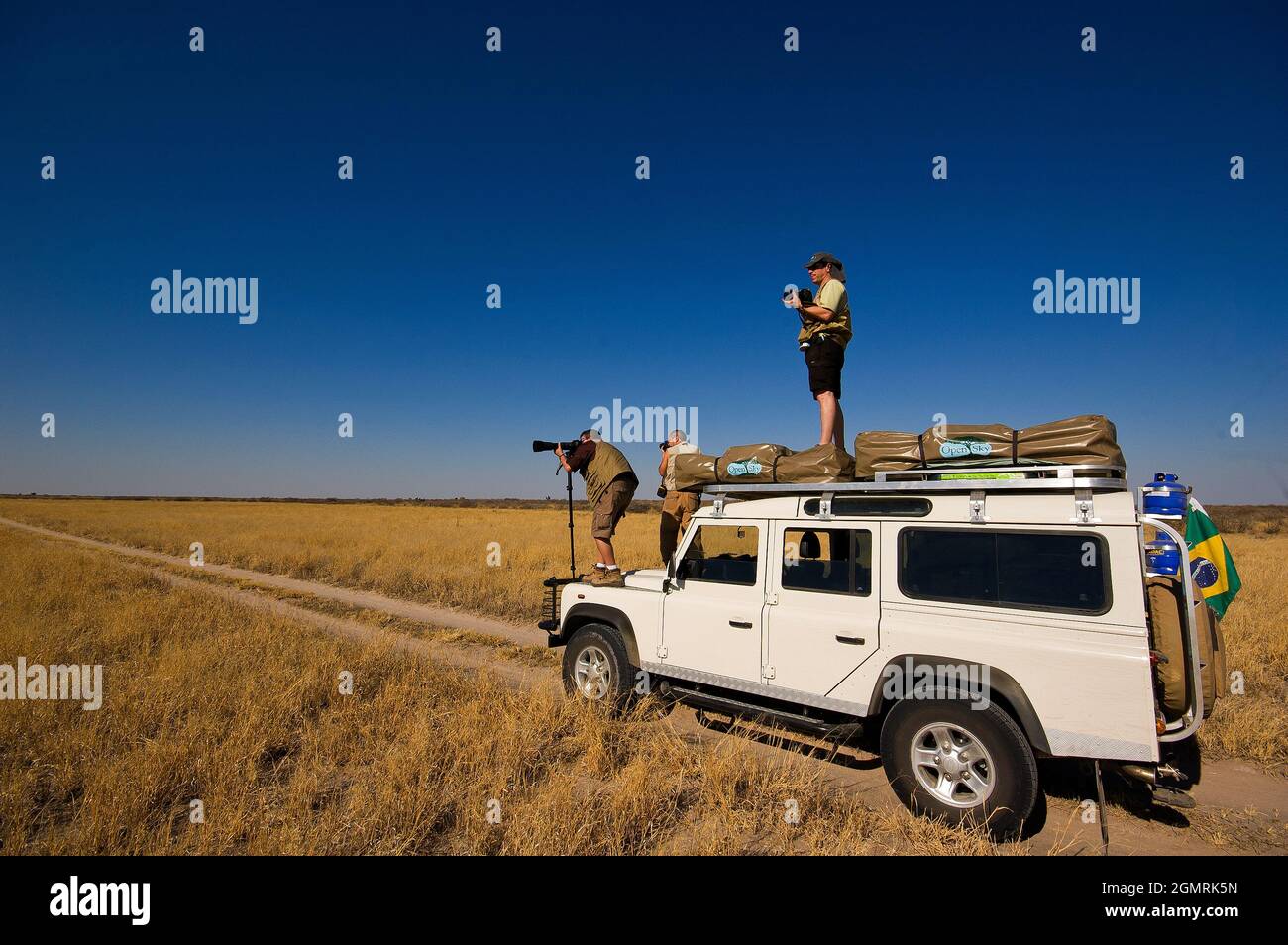 Safari mit einem Land Rover Defender 110 im Central Kalahari Game Reserve, Botswana Stockfoto