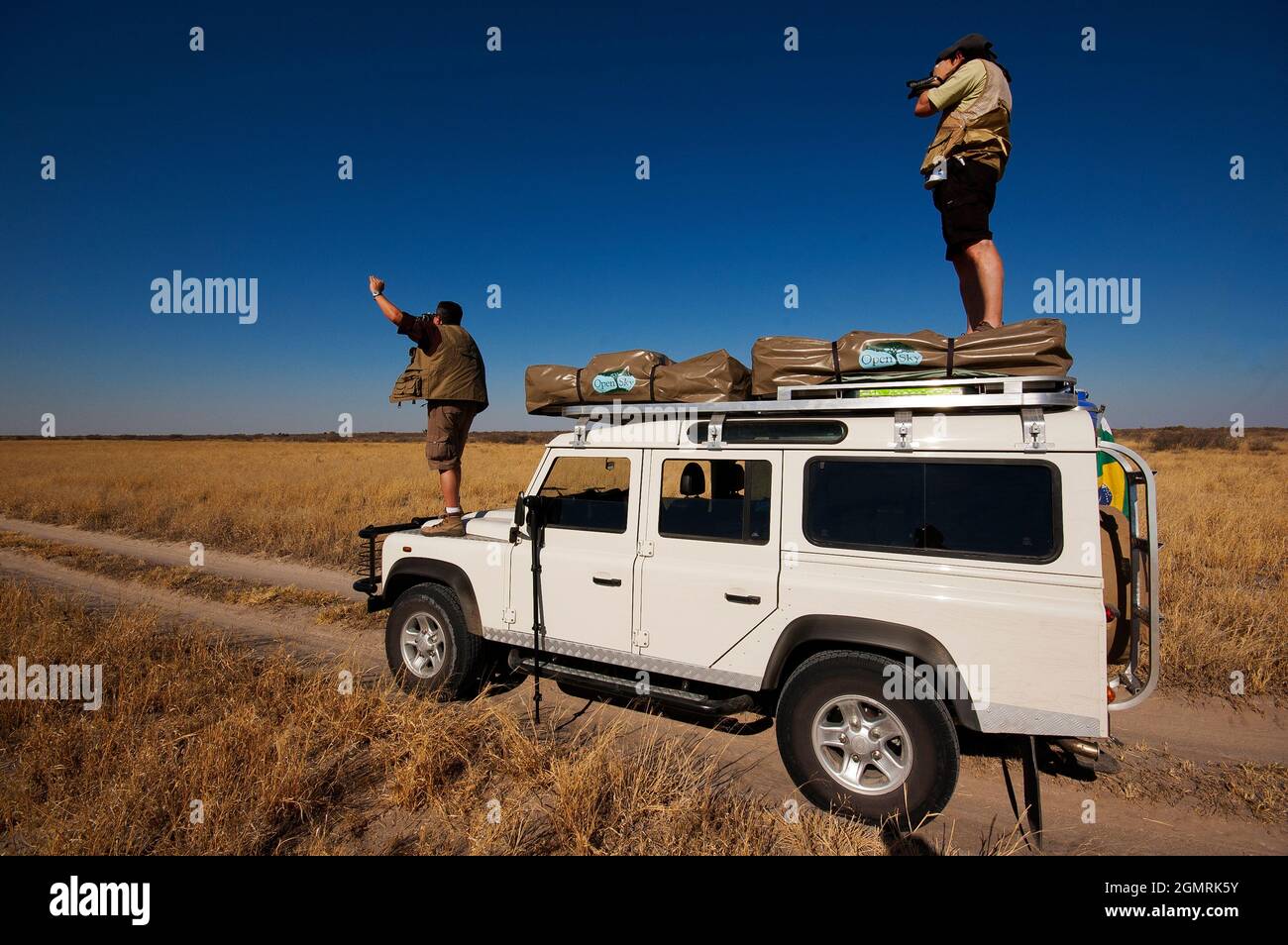 Safari mit einem Land Rover Defender 110 im Central Kalahari Game Reserve, Botswana Stockfoto