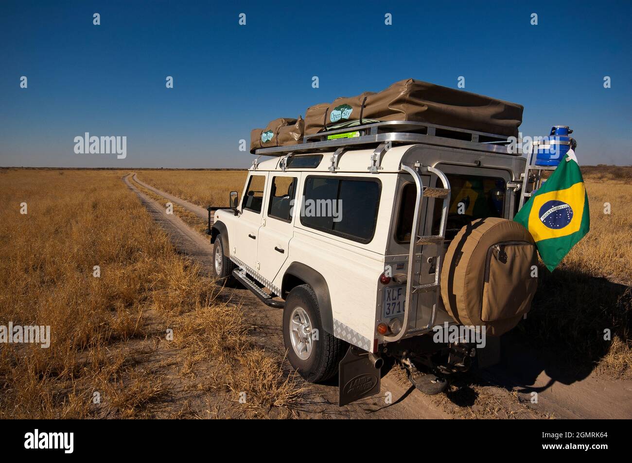 Safari mit einem Land Rover Defender 110 im Central Kalahari Game Reserve, Botswana Stockfoto