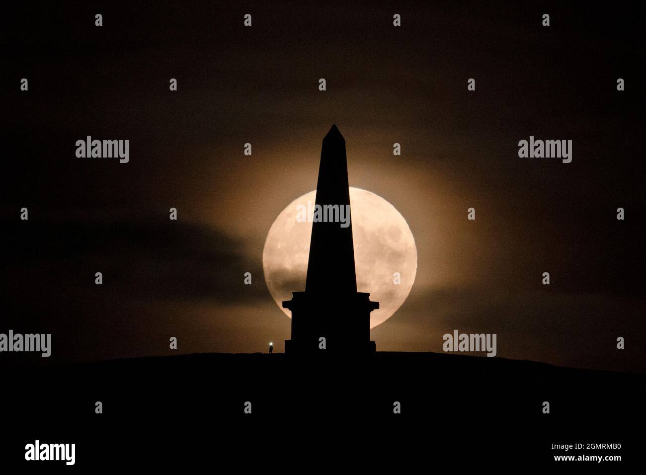 Todmorden, Großbritannien, 20. September 2021. Ein Vollmond, der als Erntemond bekannt ist, erhebt sich über Stoodley Pike in der Nähe der Stadt Todmorden in Nordengland, Quelle: Jon Super/Alamy Live News. Stockfoto