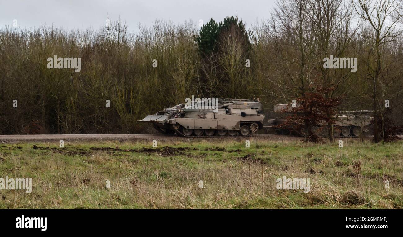 British Army Challenger Armored Repair and Recovery Vehicle (CRARRV) mit einem Challenger 2 FV4034 Hauptkampfpanzer bei einer militärischen Übung, Wilts UK Stockfoto