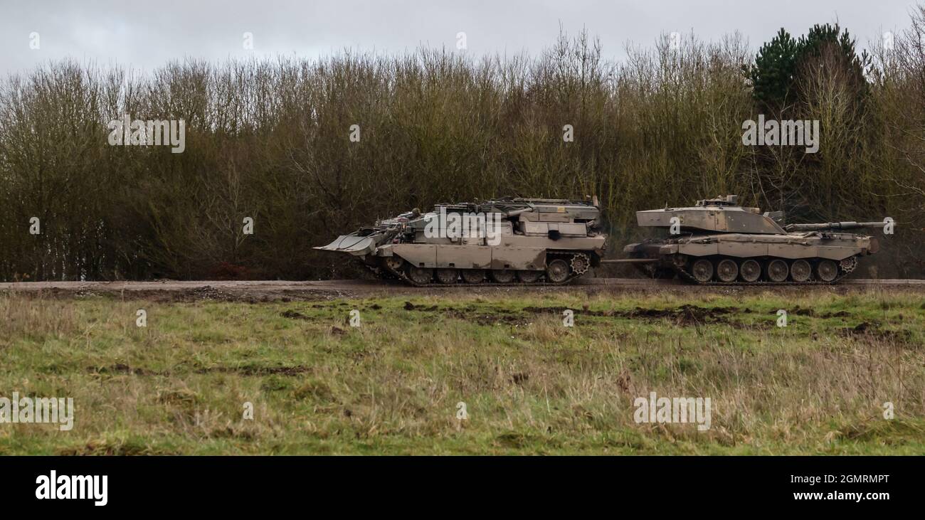 British Army Challenger Armored Repair and Recovery Vehicle (CRARRV) mit einem Challenger 2 FV4034 Hauptkampfpanzer bei einer militärischen Übung, Wilts UK Stockfoto