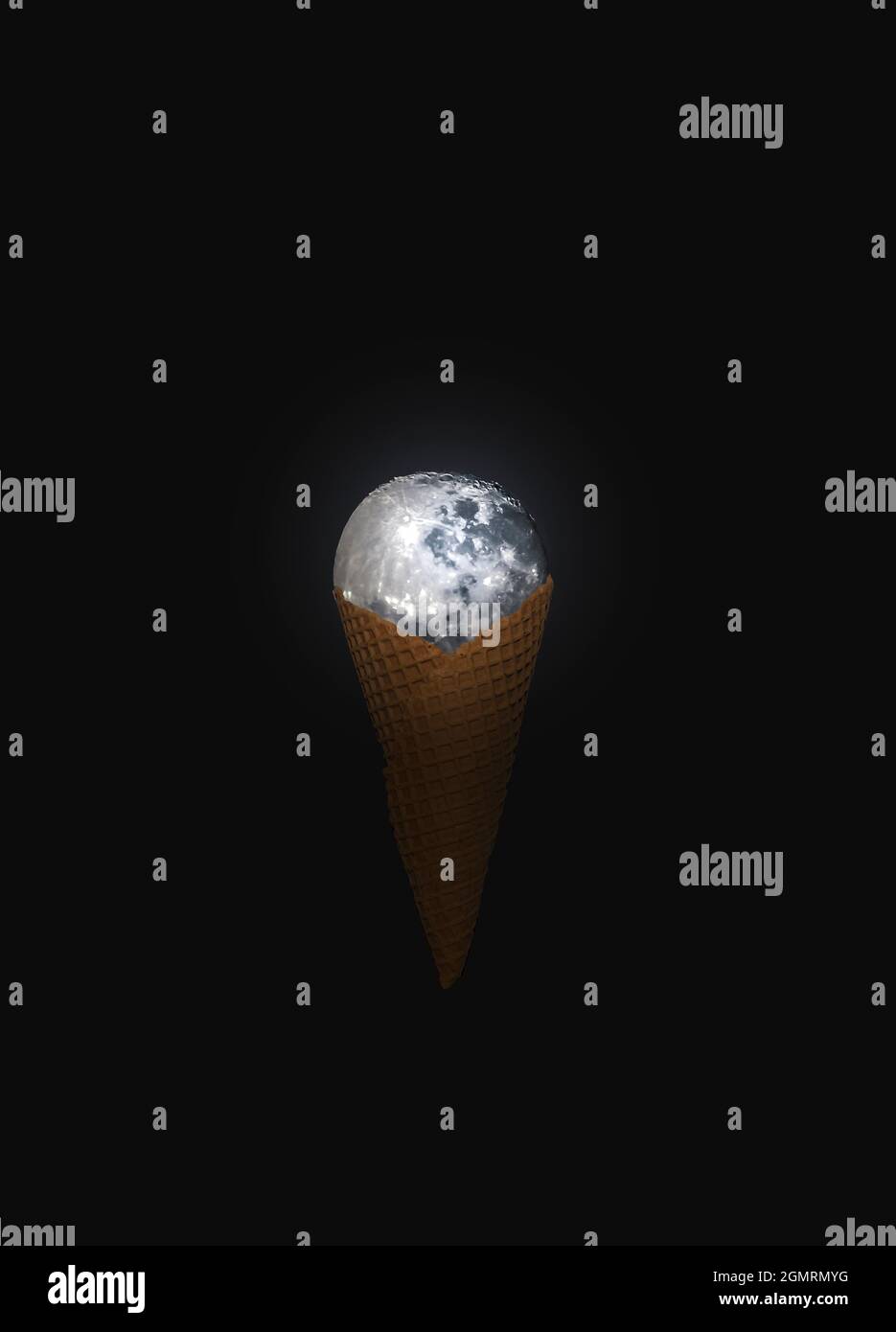 Vollmond in einem Kegel wie gefrorenes Eis, glühend auf dunklem nächtlichen Hintergrund. Minimales abstraktes Lebensmittel- und Umweltkonzept. Speicherplatz kopieren. Stockfoto