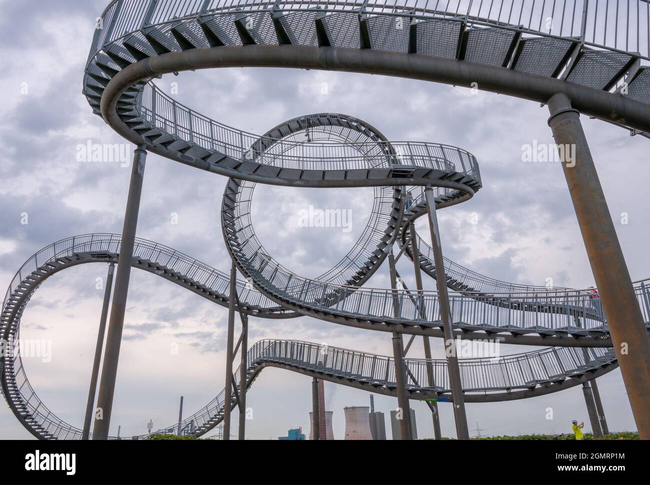 Duisburg September 2021: Tiger und Schildkröte - Magic Mountain ist ein Wahrzeichen nach dem Vorbild einer Achterbahn auf der Heinrich-Hildebrand-Höhe im Angerpark in Duisb Stockfoto