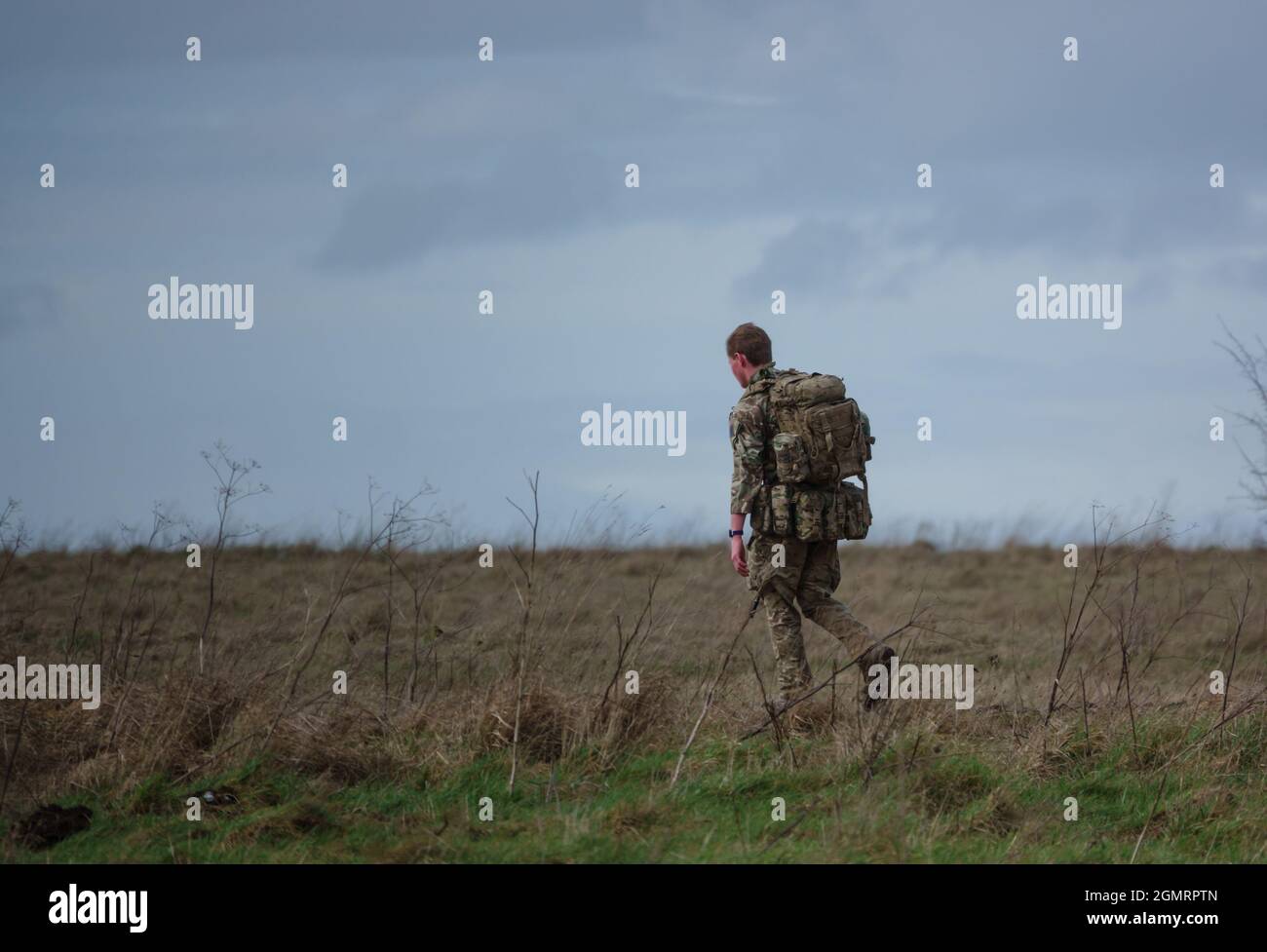 Britischer Armeesoldat, der eine 8 Meilen lange Kampftrainingstest-Tabbing-Übung mit voll beladenen 25kg bergen absolviert Stockfoto