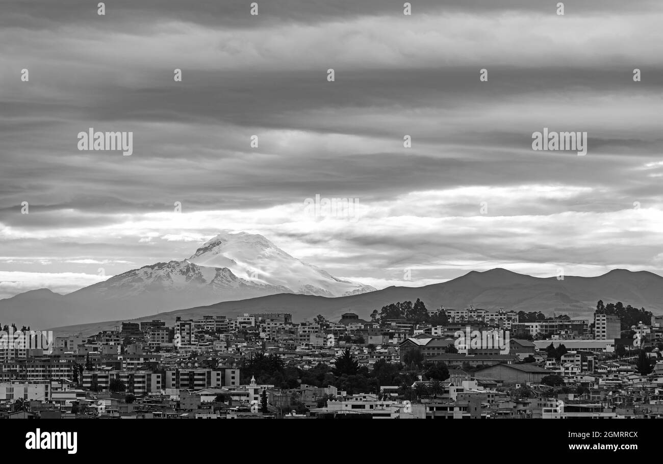Quito Stadt mit schneebedecktem Vulkan Cayambe in schwarz-weiß, Ecuador. Stockfoto