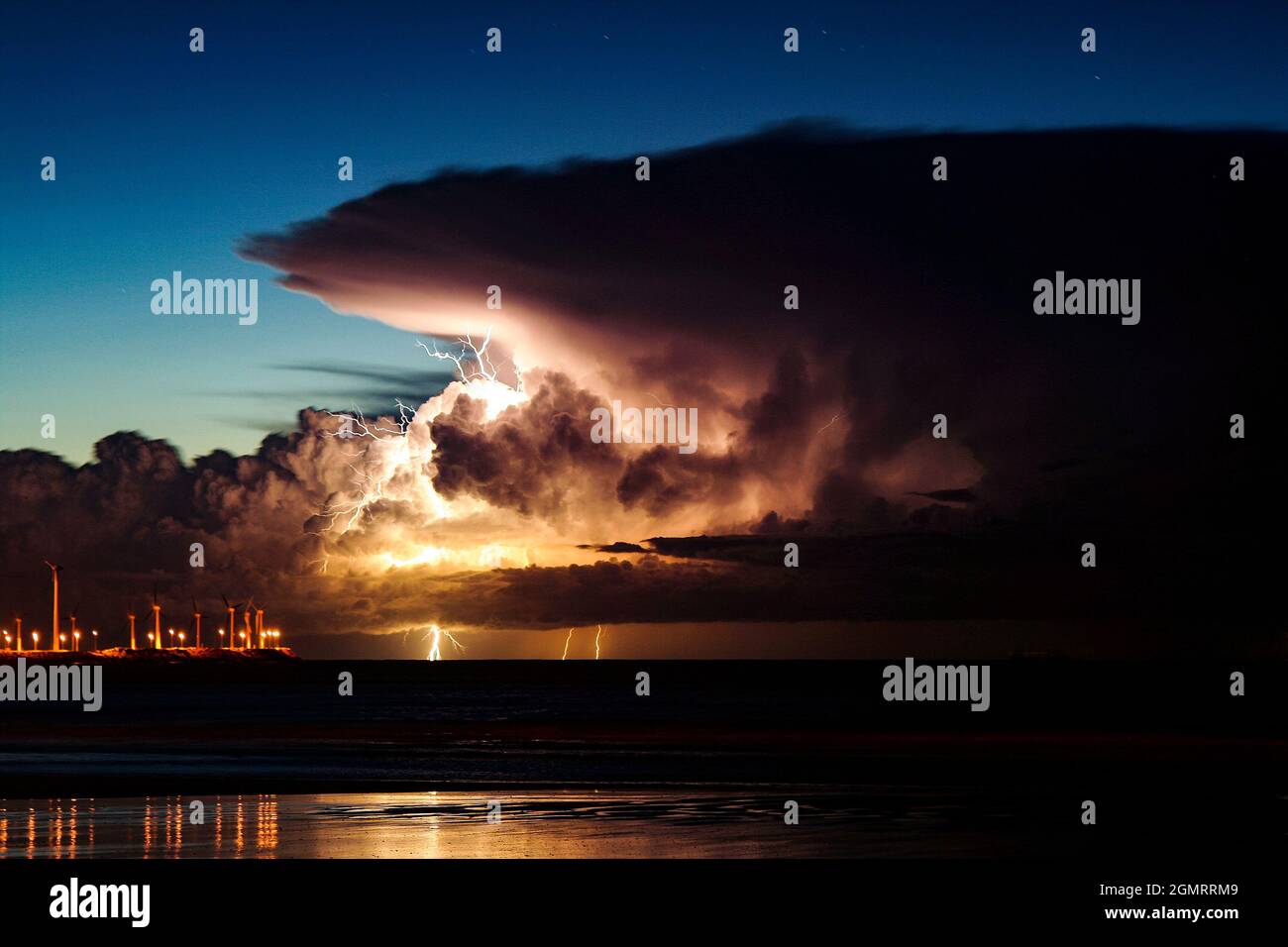 Blitzschlag über dem Meer Stockfoto