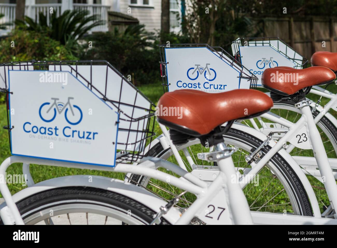 On-Demand-Bike-Sharing durch Coast Cruzr mit solarbetriebenen Fahrradstationen und App-Technologie in Pass Christian, Mississippi, USA. Stockfoto