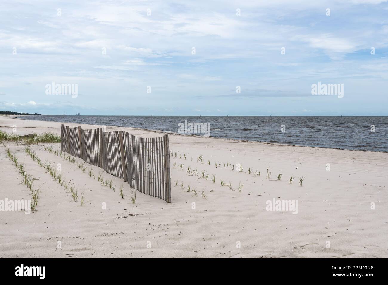 Sanddünenrestaurierung, Dünenbau und Sandzäune an der Golfküste von Mississippi, USA. Stockfoto