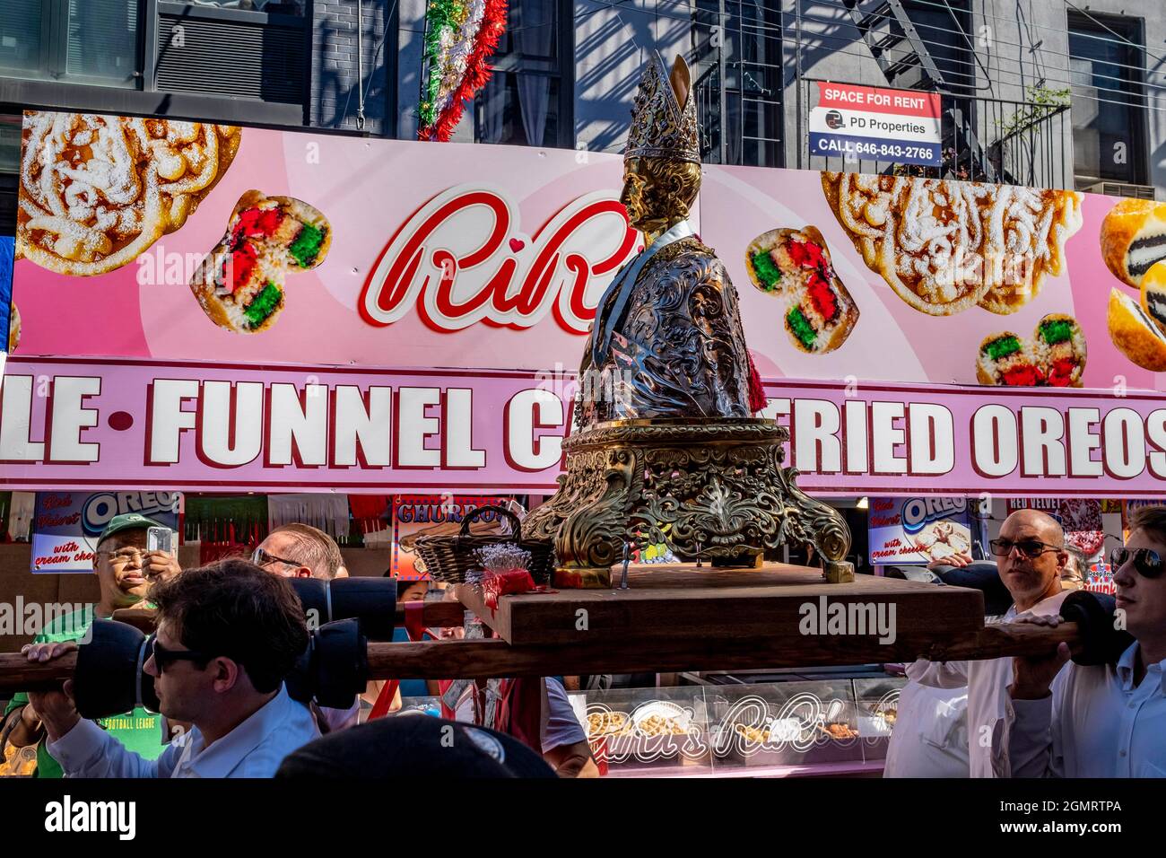 New York, New York, USA. September 2021. Prozession des Heiligtums des Schutzpatrons von Neapel, der die Kirche des kostbarsten Blutes verlässt, die durch die Straßen von Little Italy auf die Mulberry Street getragen wird. Die jährliche Feier in der Mulberry Street zur Feier des Schutzpatrons von Neapel, der sie vor Naturkatastrophen geschützt haben soll. Die Veranstaltung umfasst eine Prozession der Statue (Schrein) durch die Straßen und einen Straßenmarkt, der Tausende zu Würstchen, Pizza, Cannolis, Zeppolen und anderen beliebten italienischen Speisen zieht. (Bild: © Milo Hess/ZUMA Press Wire) Stockfoto