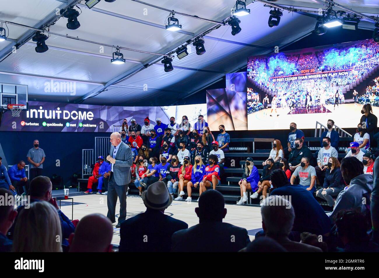 Steve Ballmer, Eigentümer der Los Angeles Clippers, spricht während einer feierlichen Zeremonie für das neue Zuhause der Los Angeles Clippers, Intuit Dome, Freitag, SE Stockfoto