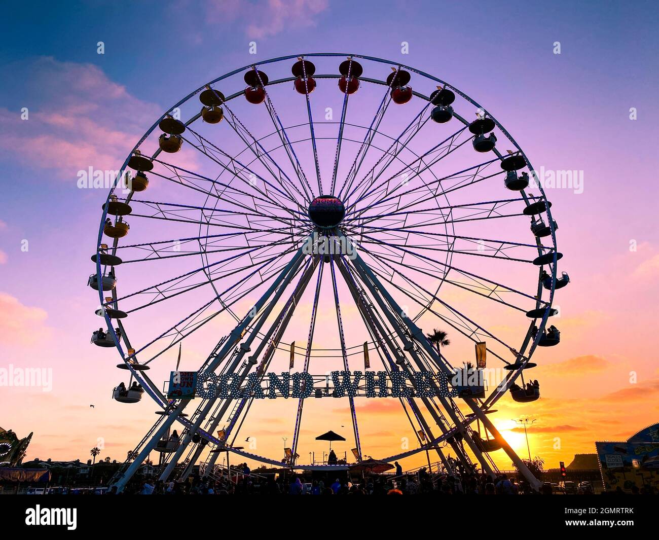 Riesenrad, Unteransicht eines Riesenrads bei Sonnenuntergang. San Diego County Fair, Kalifornien, USA. Juli Stockfoto