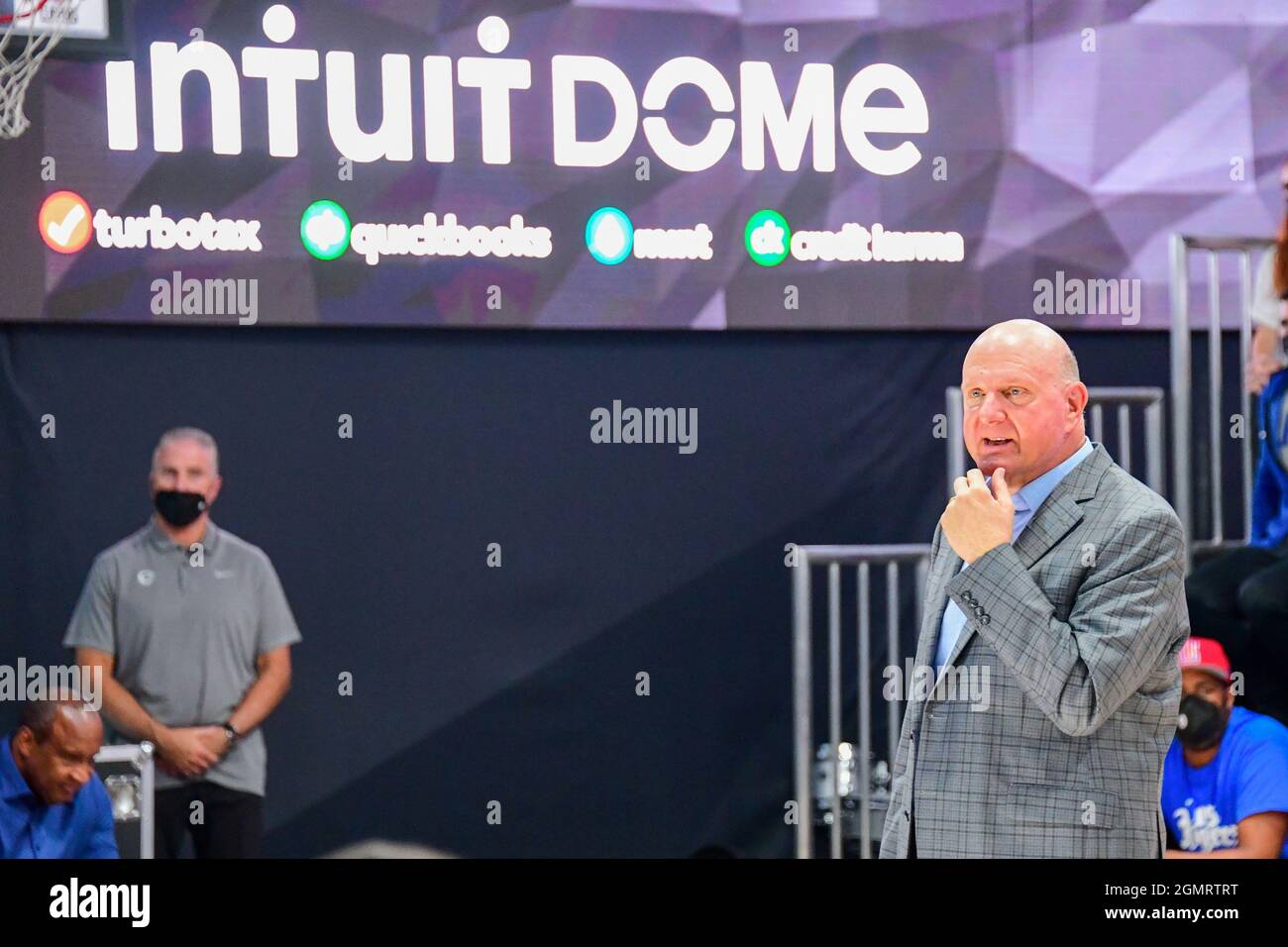 Steve Ballmer, Eigentümer der Los Angeles Clippers, spricht während einer feierlichen Zeremonie für das neue Zuhause der Los Angeles Clippers, Intuit Dome, Freitag, SE Stockfoto