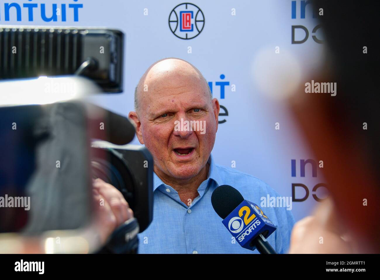 Steve Ballmer, Eigentümer von Los Angeles Clippers, spricht nach einer feierlichen Zeremonie für das neue Zuhause der Los Angeles Clippers, Intuit Dome, mit den Medien Stockfoto