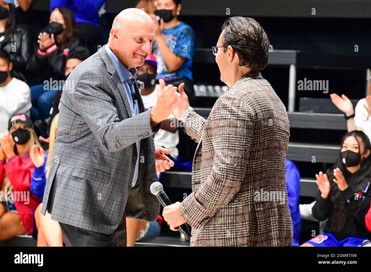 Intuit CEO Sasan Goodarzi umarmt den Besitzer von Los Angeles Clippers Steve Ballmer während einer Grundsteinlegung für das neue Zuhause der Los Angeles Clippers, Stockfoto