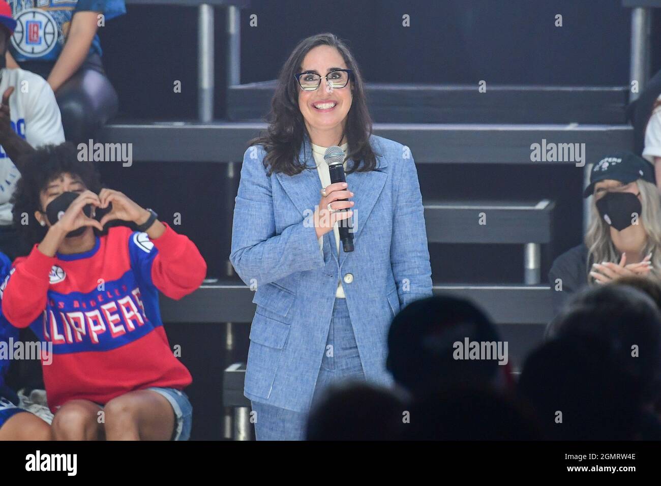 Gillian Zucker, President of Business Operations von Los Angeles Clippers, spricht im Rahmen eines Spatenstichs für die neue Heimat des Los Angeles Clipp Stockfoto