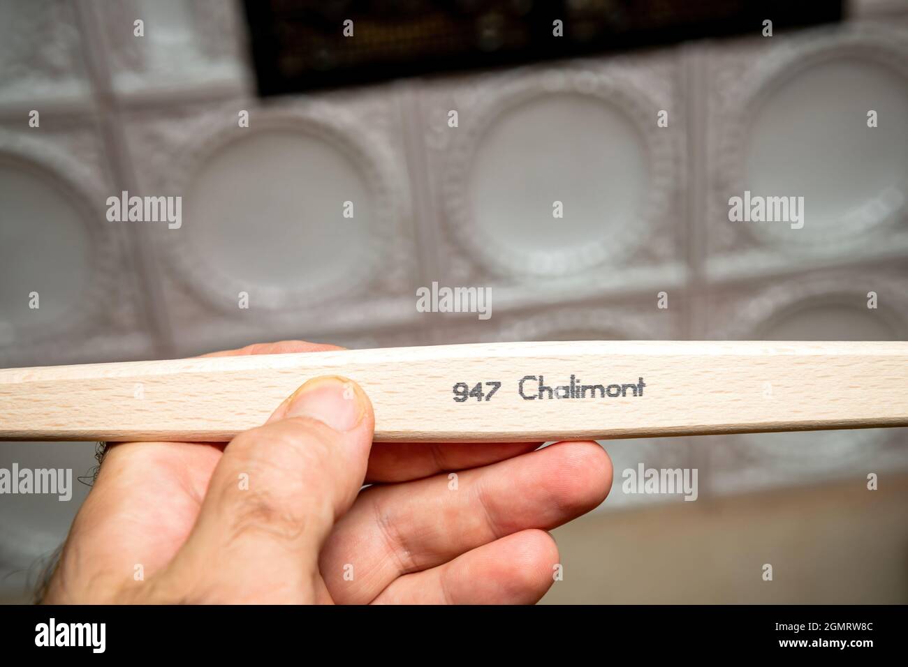 POV männliche Hand mit neuem Holzpinsel Stockfoto