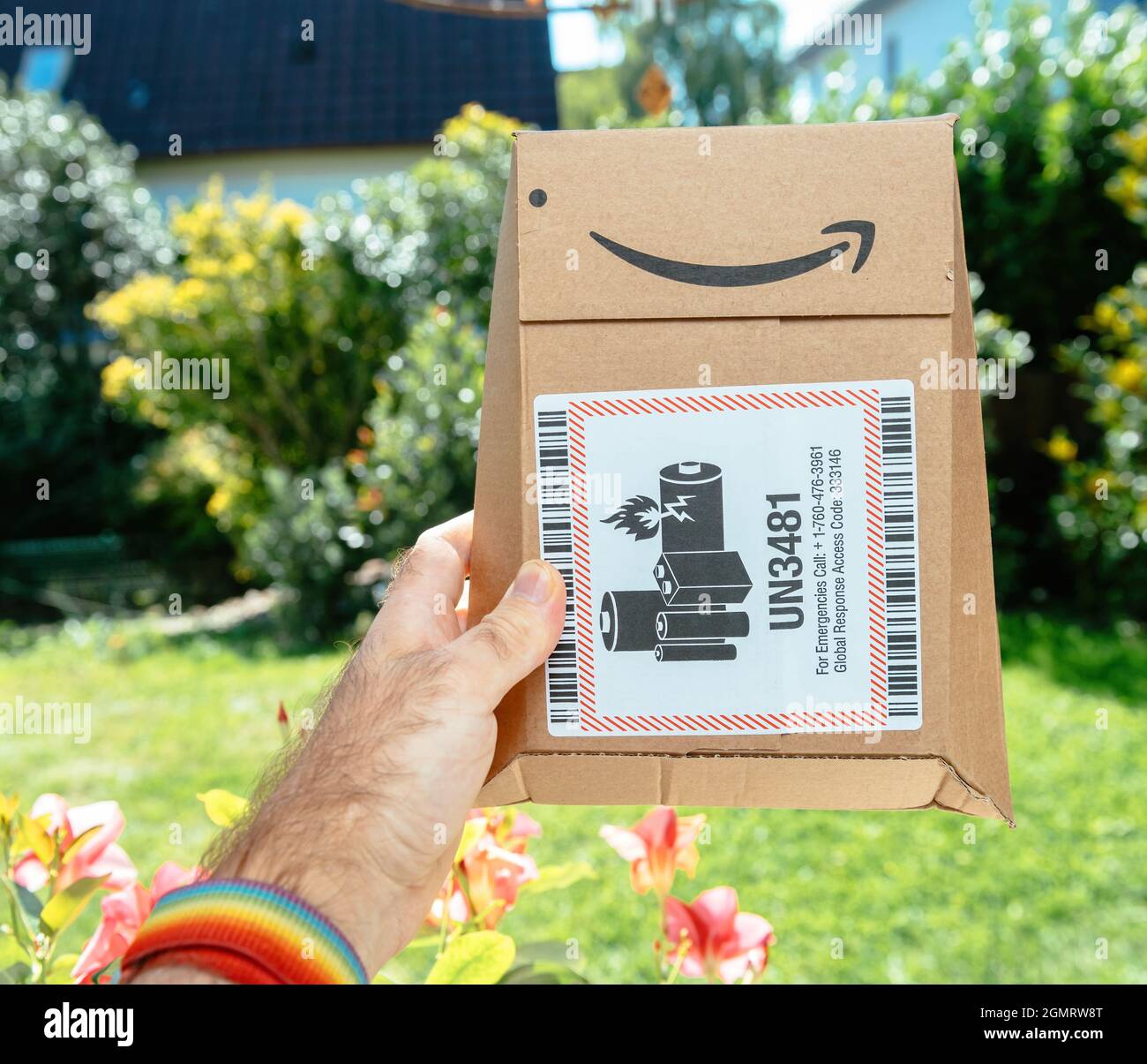 Verpackung von Amazon Prime Karton mit UN3481 Aufkleber Stockfotografie