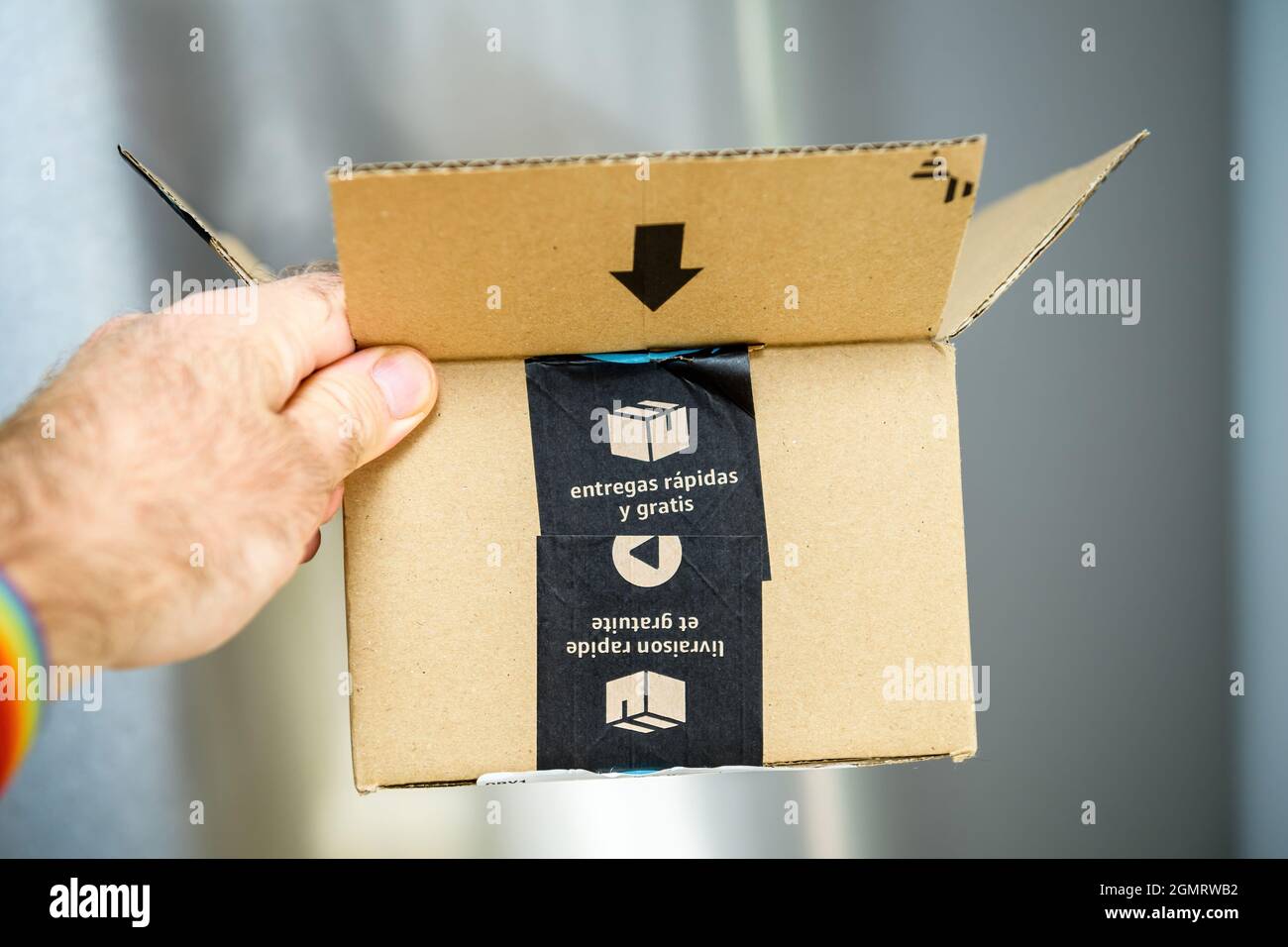 POV persönliche Perspektive männliche Hand hält Amazon Prime Karton Karton  Karton-Box mit kostenloser und schneller Lieferung Aufkleber  Stockfotografie - Alamy