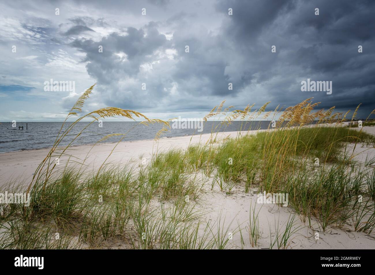 Hurrikan Ida 2021, Sturmwolken und die äußeren Bänder nähern sich der Golfküste von Mississippi. Stockfoto