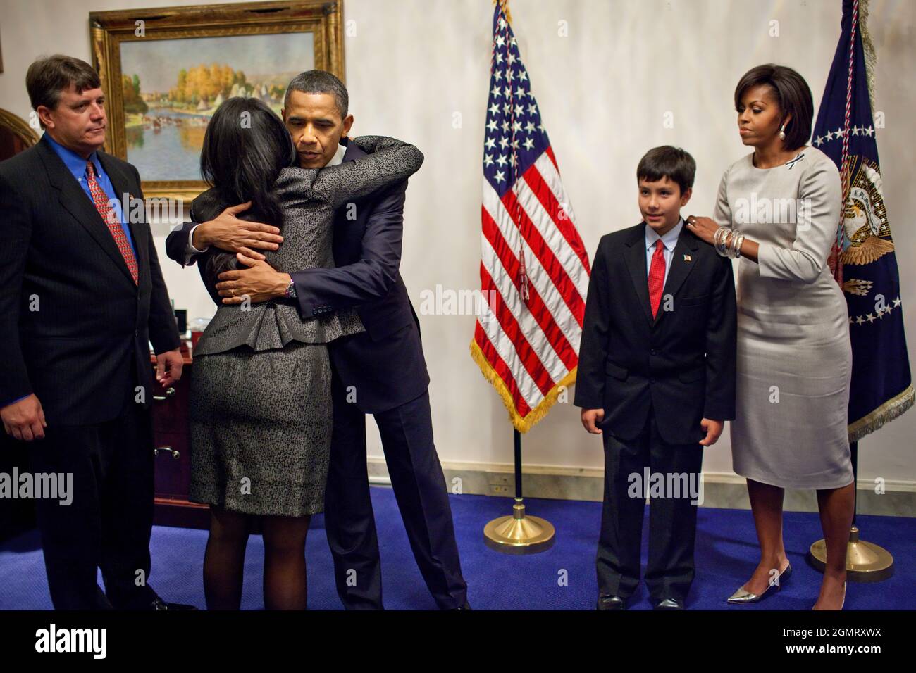 Präsident Barack Obama und First Lady Michelle Obama begrüßen die Grüne Familie nach der Rede zur Lage der Union am 25. Januar 2011 im US-Kapitol in Washington, D.C.. John und Roxanna Green sind die Eltern der elfjährigen Dallas und der verstorbenen Christina Taylor, dem neunjährigen Mädchen, das getötet wurde, als Anfang des Monats ein Schütze das Feuer auf die Republikanerin Gabrielle Giffords in Tucson eröffnete. (Offizielles Foto des Weißen Hauses von Pete Souza Dieses offizielle Foto des Weißen Hauses wird nur zur Veröffentlichung durch Nachrichtenorganisationen und/oder zum persönlichen Druck durch die Betreffenden des Fotos zur Verfügung gestellt. Der ph-wert Stockfoto