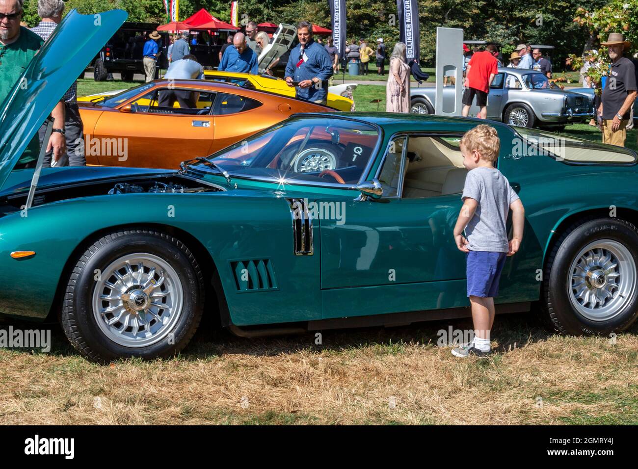 Große Pointe Shores, Michigan - Ein Junge bewundert einen 1967 Bizzarini bei der Eyes on Design Auto Show. In diesem Jahr wurden vor allem Marken vorgestellt, die nicht zu weit gehen Stockfoto