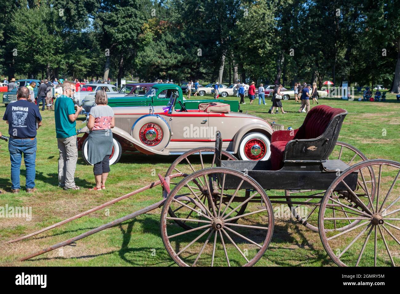 Große Pointe Shores, Michigan - Ein 1902 Studebaker Doctors Buggy war unter Studebaker Fahrzeuge auf der Eyes on Design Auto Show. Die diesjährige Show featuru Stockfoto