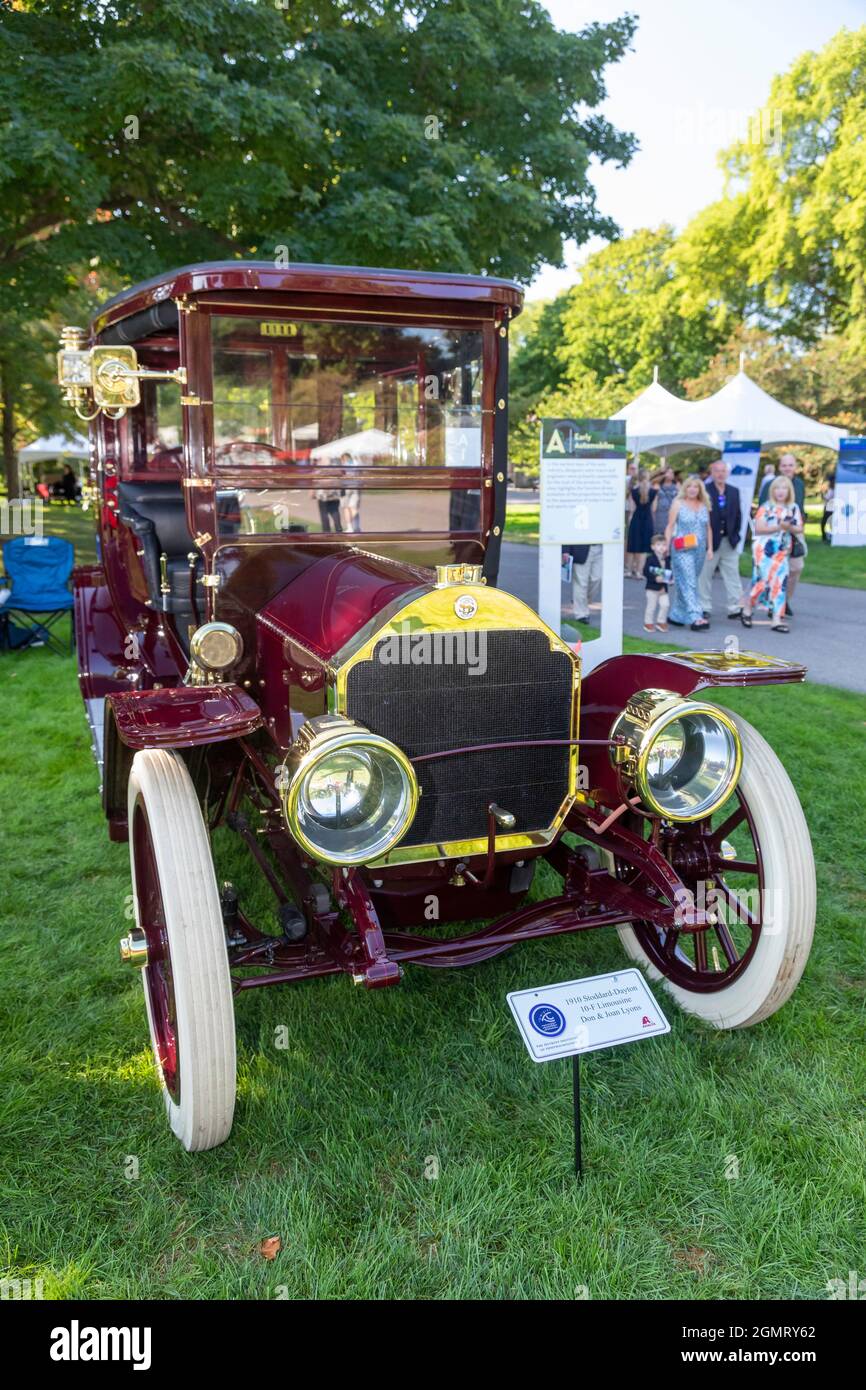 Große Pointe Shores, Michigan - Eine 1910 Stoddard-Dayton 10-F Limousine auf der Eyes on Design Auto Show. Auf der diesjährigen Messe waren vor allem die Marken tha vertreten Stockfoto