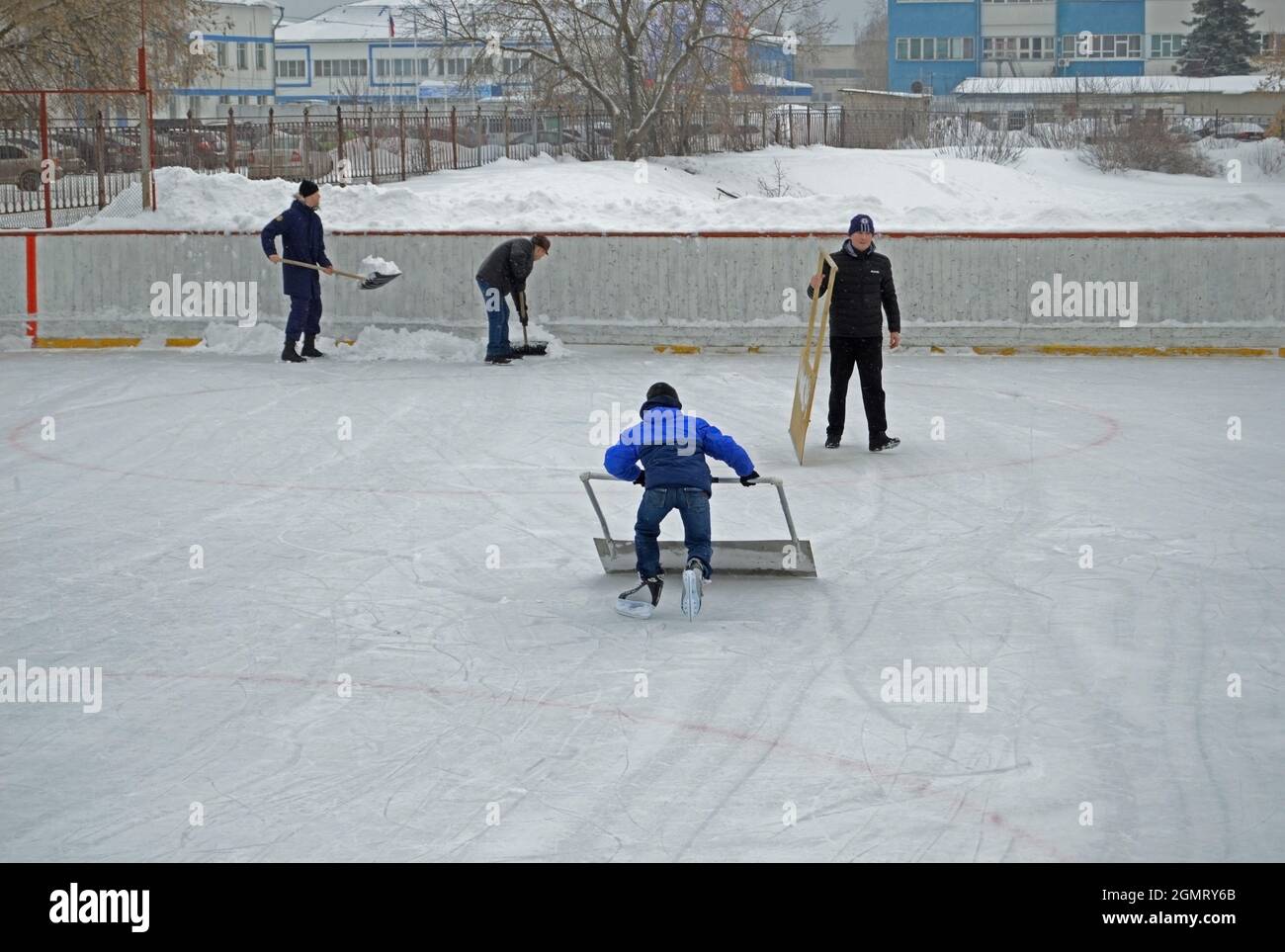 Kovrov, Russland. 18. Februar 2017. Territorium Haus der Kultur Rodina. Training von Kinderhockeymannschaften vor den bevorstehenden Wettkämpfen. Player und Stockfoto